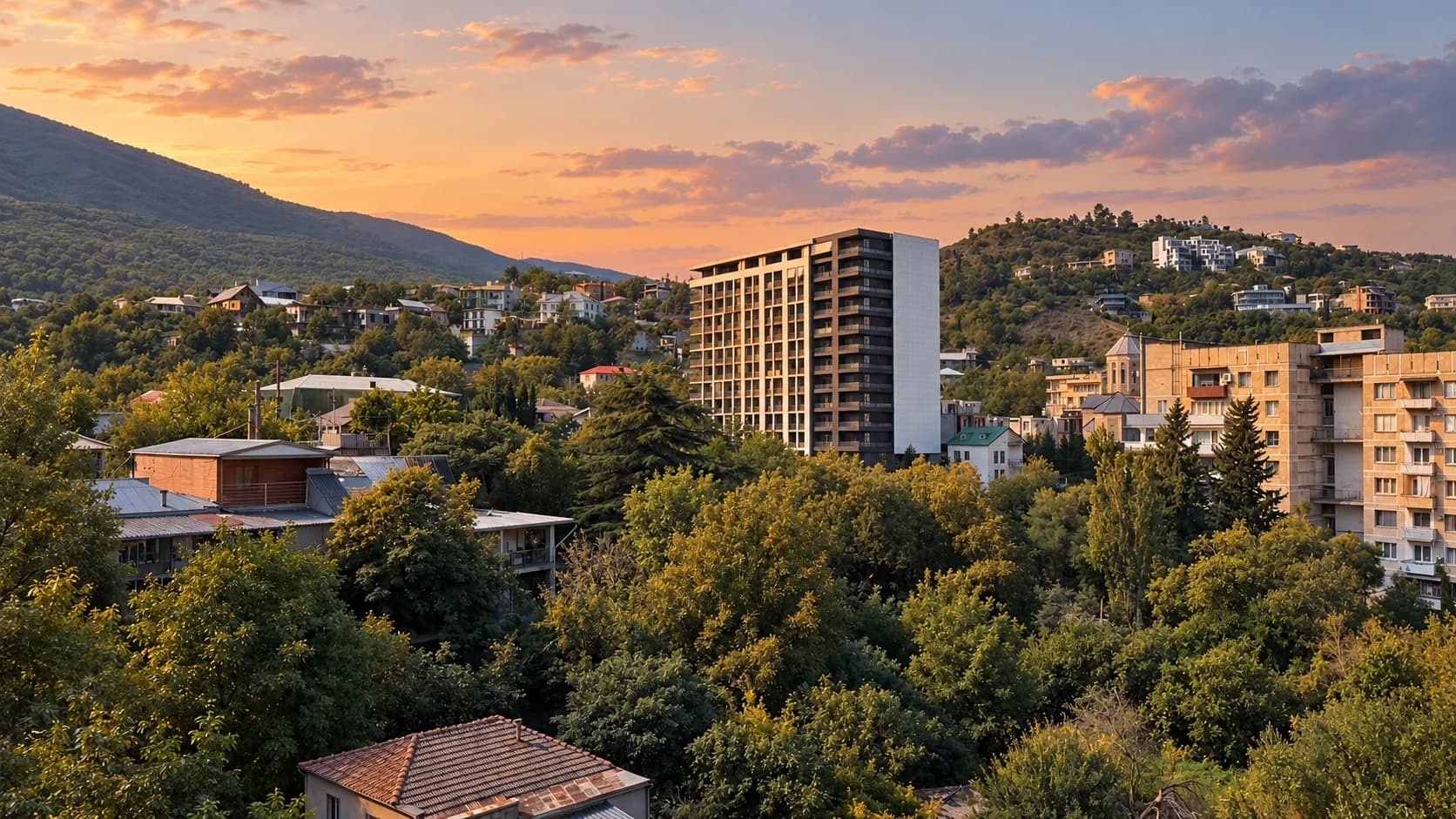ბაგების მწვანე ბორცვები და ქალაქი მზის ჩასვლისას